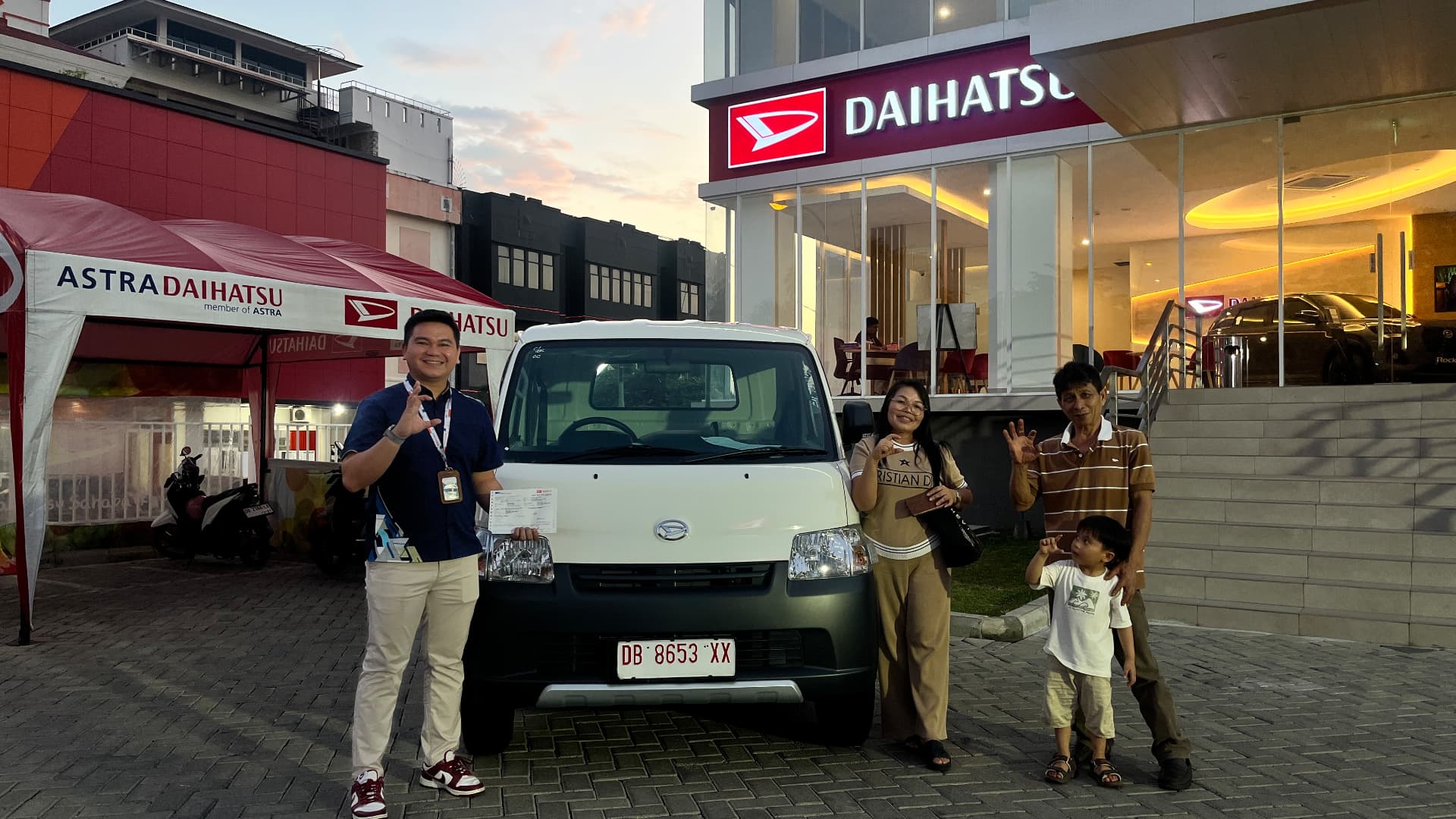Serah terima Daihatsu Gran Max Pick Up kepada pelanggan di Manado