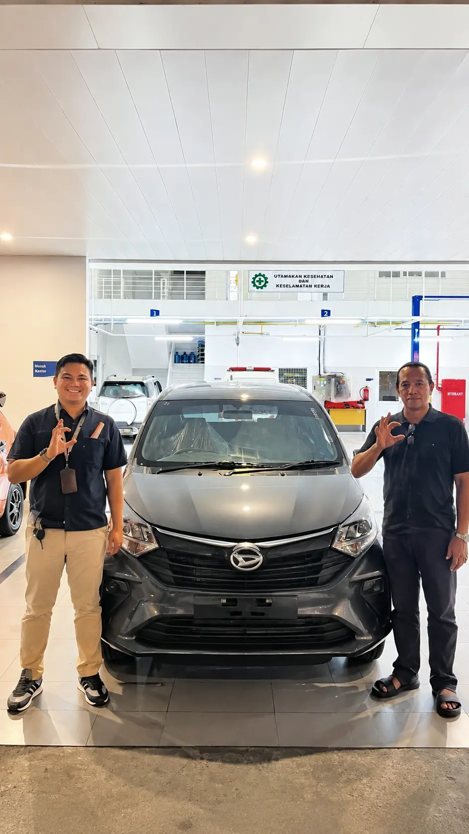Serah terima unit baru kepada pelanggan di dealer Daihatsu Manado