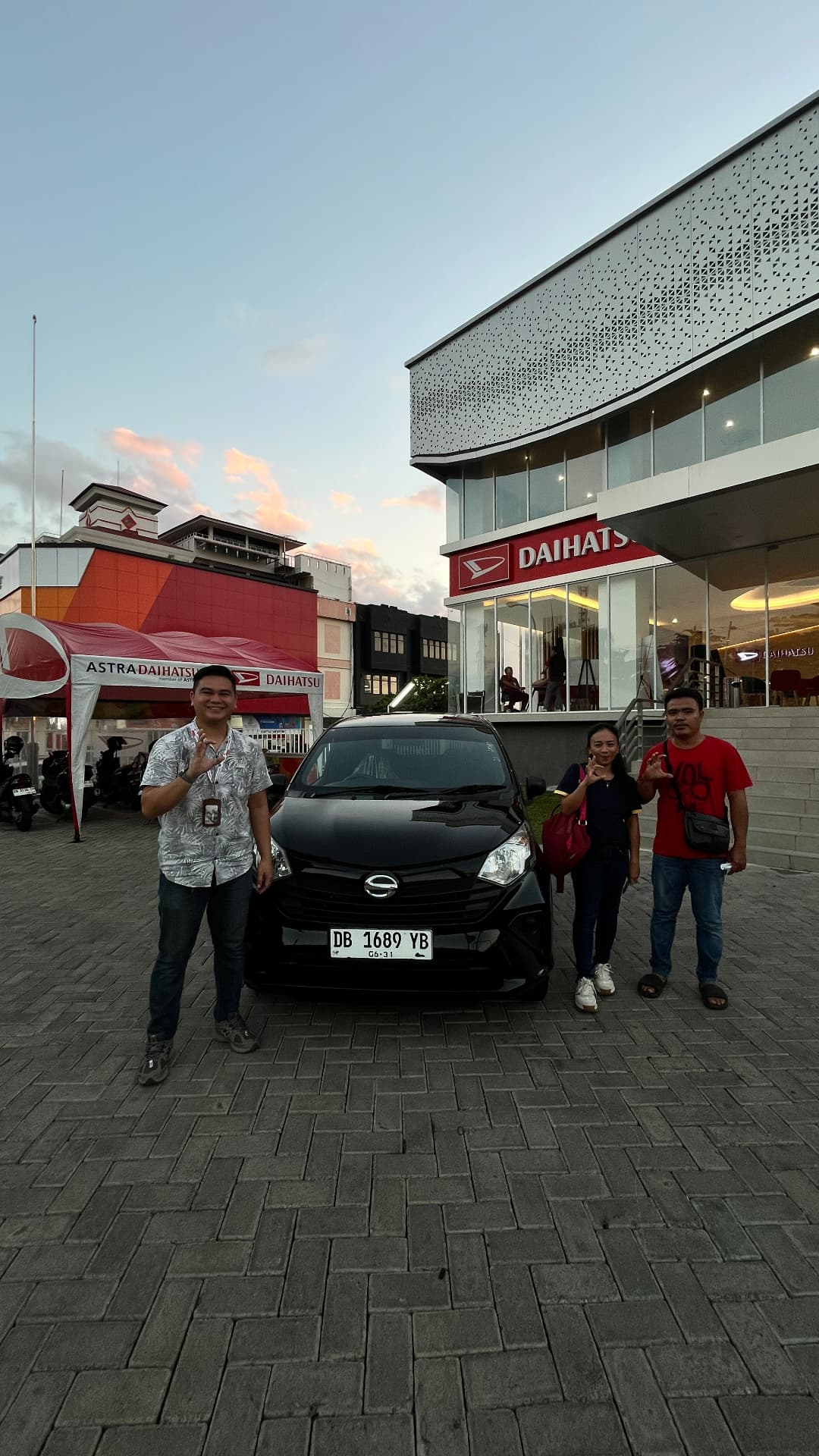 Serah terima mobil pribadi kepada pelanggan di dealer Daihatsu Manado
