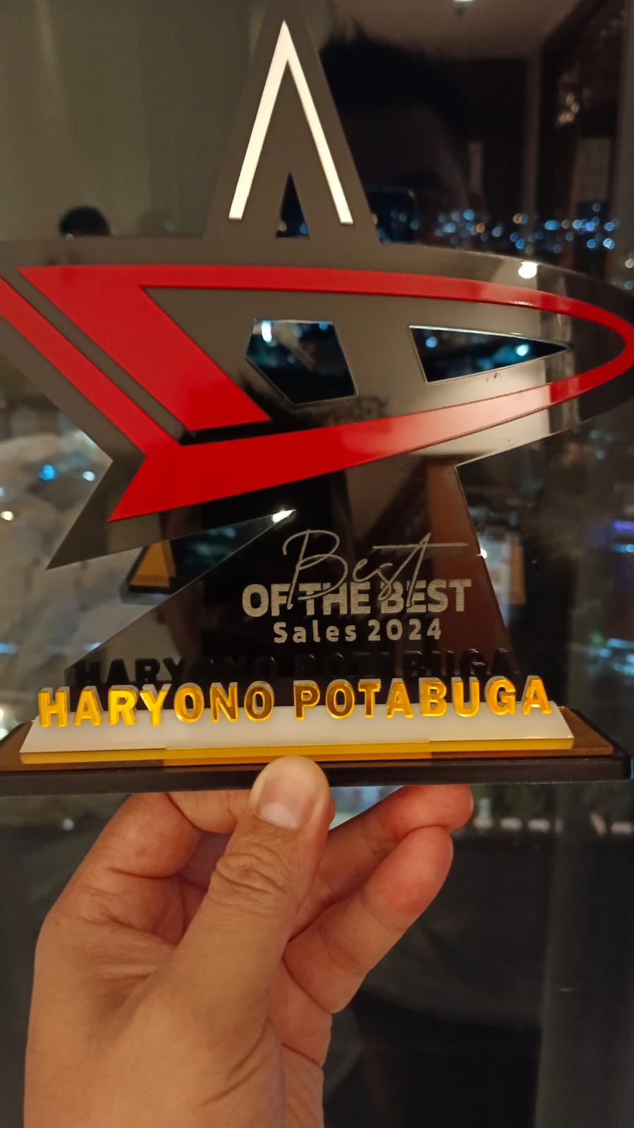 Trofi Best of the Best Sales 2024 milik Ayi Potabuga