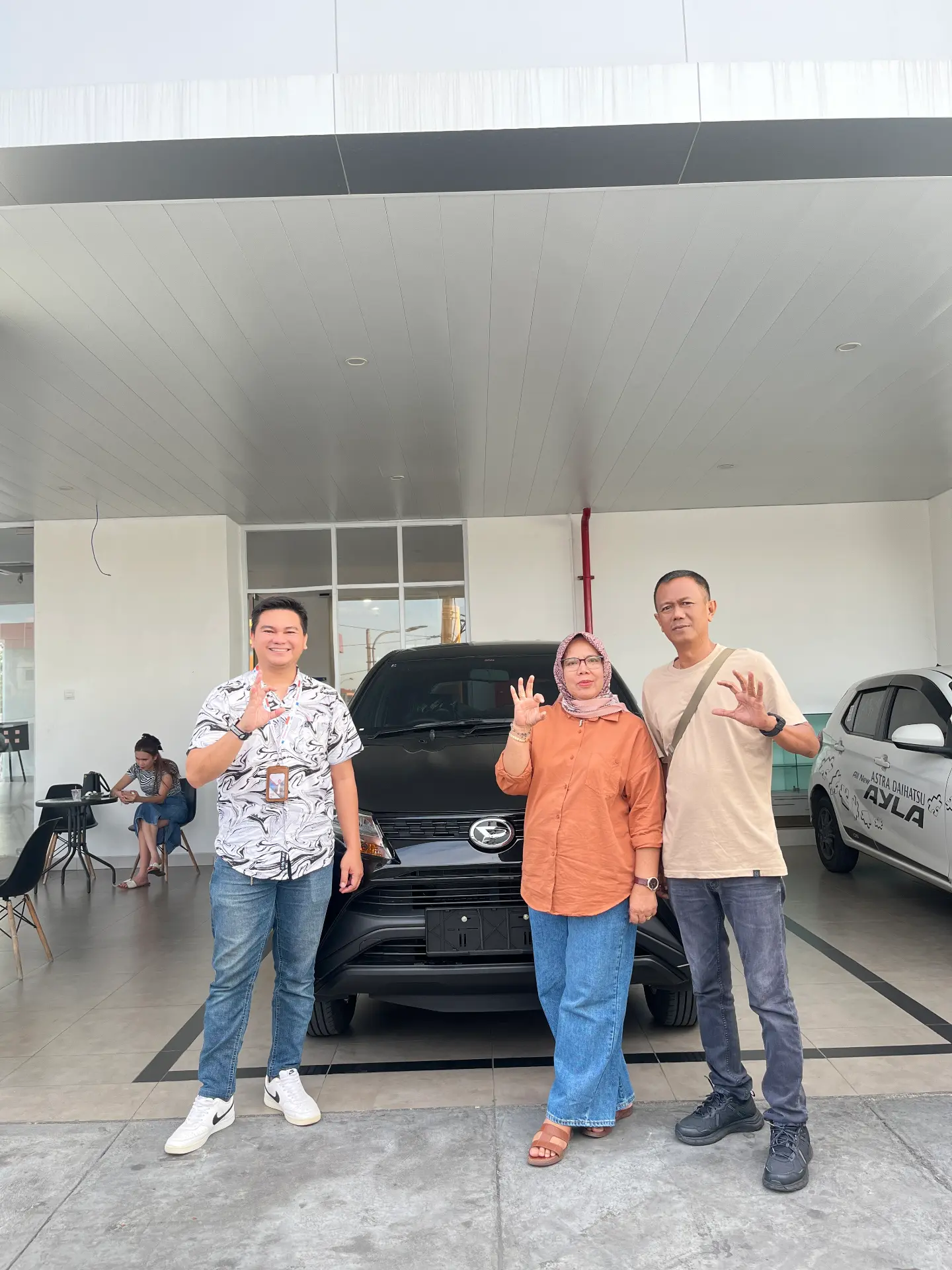Serah terima unit baru kepada pelanggan di dealer Daihatsu Manado