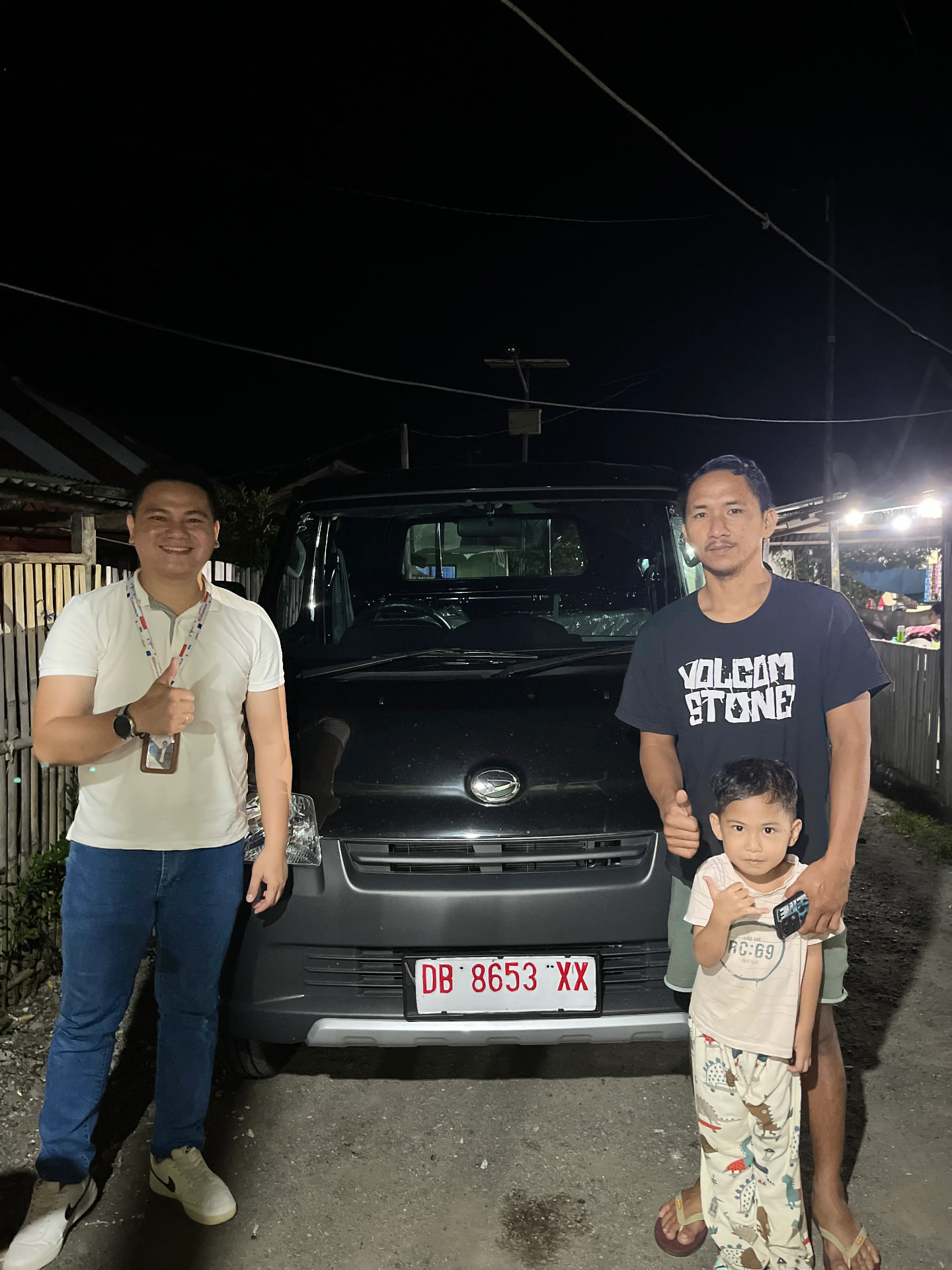 Serah terima Daihatsu Gran Max Pick Up kepada pelanggan bersama keluarga